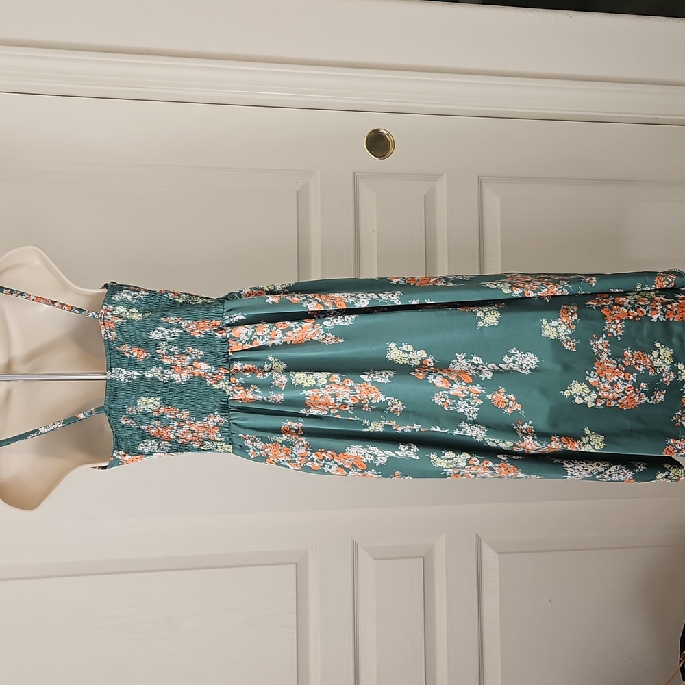 Unbranded Beautiful Midi Dress Front Slit, Tie-up Bust in green floral satin - Picture 3 of 11